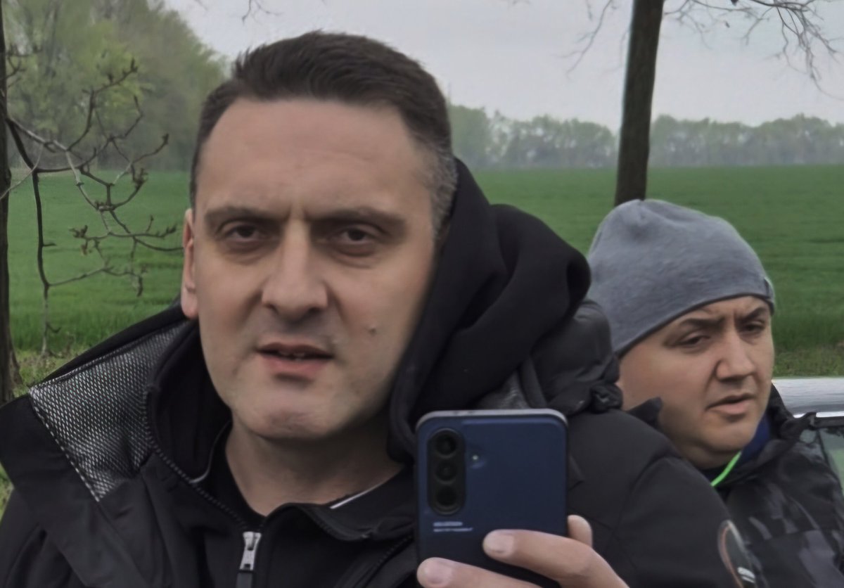 Zna li neko ove dve svinjske glave? Da ih učinimo poznatim. U Kuli petljali sa duplim spiskovima, ali su ih sakrili i zvali policiju, čuvala ih crna škoda BG table.