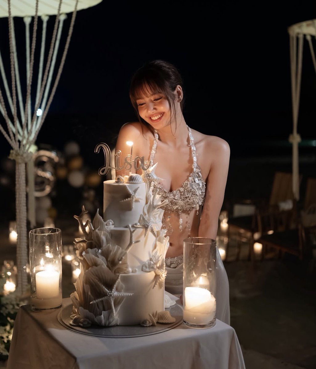 LISA CELEBRATING HER 29 BIRTHDAY 😭😭😭😭🤍