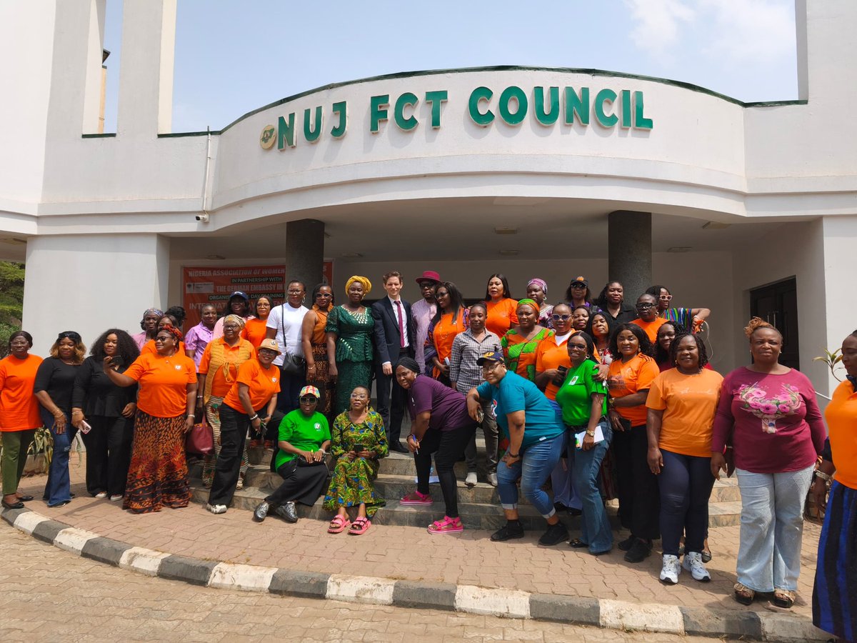 GERinNigeria's tweet image. Empowering women journalists for impact 💪🏽
The German Embassy 🇩🇪, in partnership with NAWOJ, hosted a capacity-building workshop this March to mark International Women’s Day—focused on advancing democratic governance &amp;amp; social change.
#IWD #WomenInMedia #NAWOJ