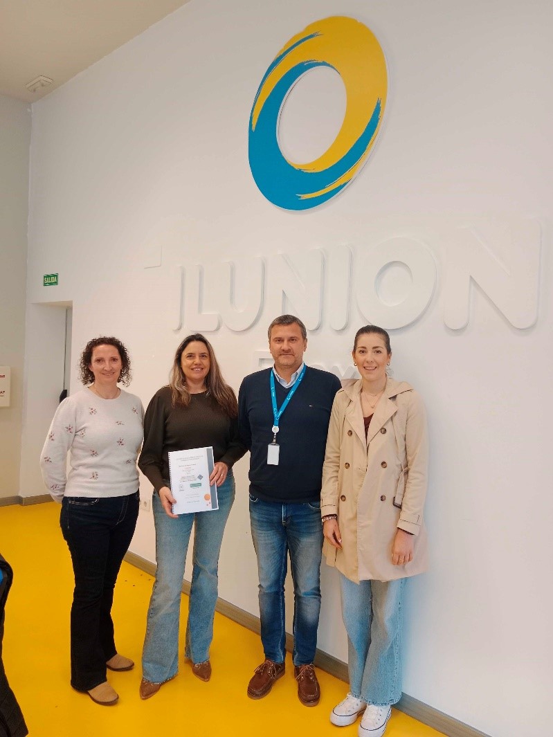 APAMEXADAPTA's tweet photo. APAMEX entrega a la empresa ILUNION FITEX(Badajoz) un informe de adaptación de puestos de trabajo para personas con discapacidad, en línea con la firme apuesta de la empresa en materia de seguridad y salud laboral. https://t.co/Od9OwCbfpo https://t.co/794aGdo9ZI