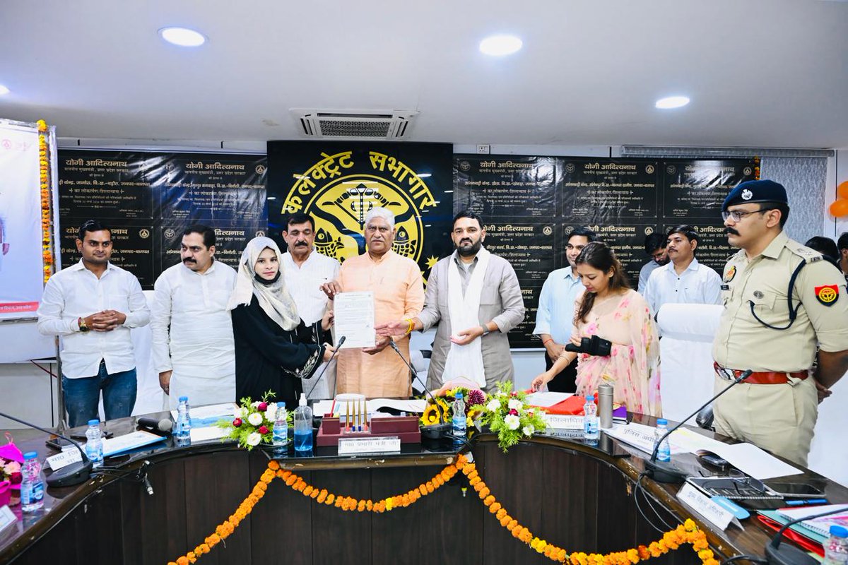 BagpatDm's tweet image. आज लखनऊ में आयोजित #UPCM @myogiadityanath जी के कार्यक्रम का लाइव प्रसारण #बागपत कलेक्ट्रेट सभागार में देखा गया तथा मा0 जनपद प्रभारी मंत्री / राज्य मंत्री श्री जसवंत सिंह सैनी @JaswantSainiBJP जी एवं अन्य मा0 जनप्रतिनिधियों ने 15 आंगनवाड़ी कार्यकर्त्रियों/मुख्य सेविकाओं को