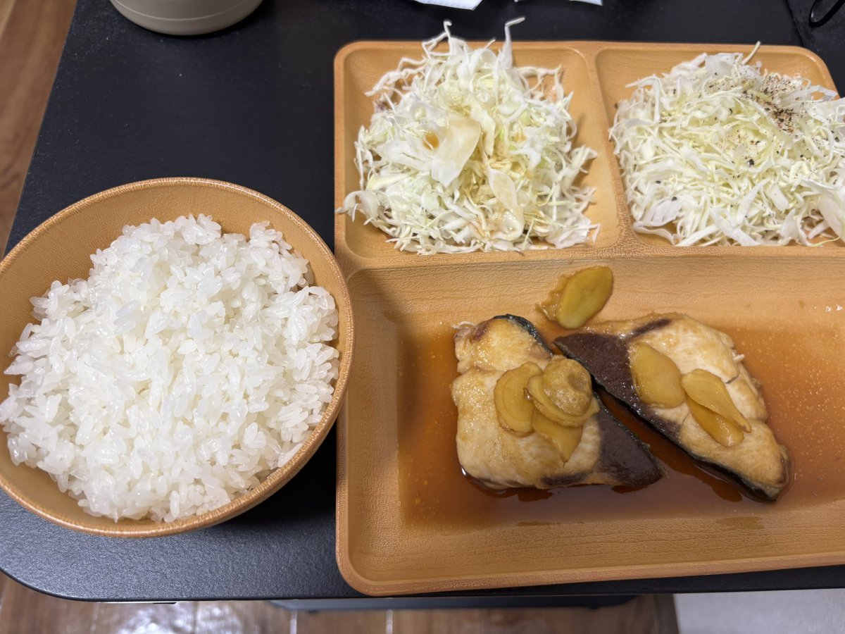 #のんの酒場 
#アホの子るーちゃん 
#みてらいむぅ 

本日はぶりの甘辛煮と味付けの違うキャベツサラダ2種にご飯！！！
ちょいと手抜きだけど平日やししょうがないよね！！
