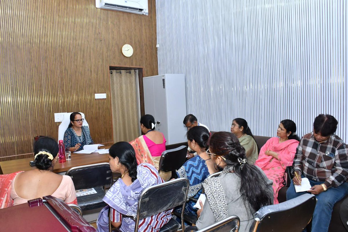 ngpnmc's tweet photo. शिक्षण विशेष सभापती श्रीमती संतोषदेवी लढ्ढा यांनी मनपा मुख्यालयात शिक्षण विभागाची (ता.30) आढावा बैठक घेतली.
.
#nmc #nagpur #educationforall #nmcschool #educationchairman https://t.co/2AddGk48Uc