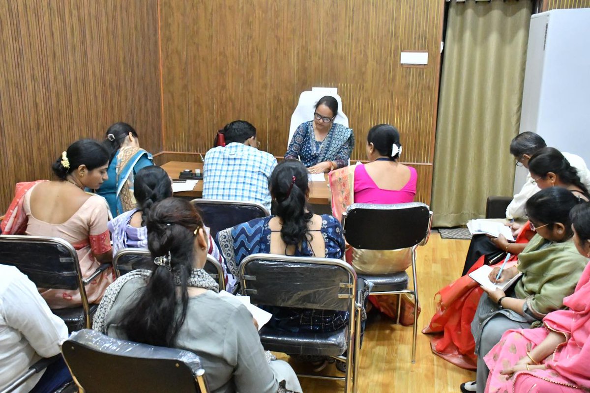 ngpnmc's tweet photo. शिक्षण विशेष सभापती श्रीमती संतोषदेवी लढ्ढा यांनी मनपा मुख्यालयात शिक्षण विभागाची (ता.30) आढावा बैठक घेतली.
.
#nmc #nagpur #educationforall #nmcschool #educationchairman https://t.co/2AddGk48Uc