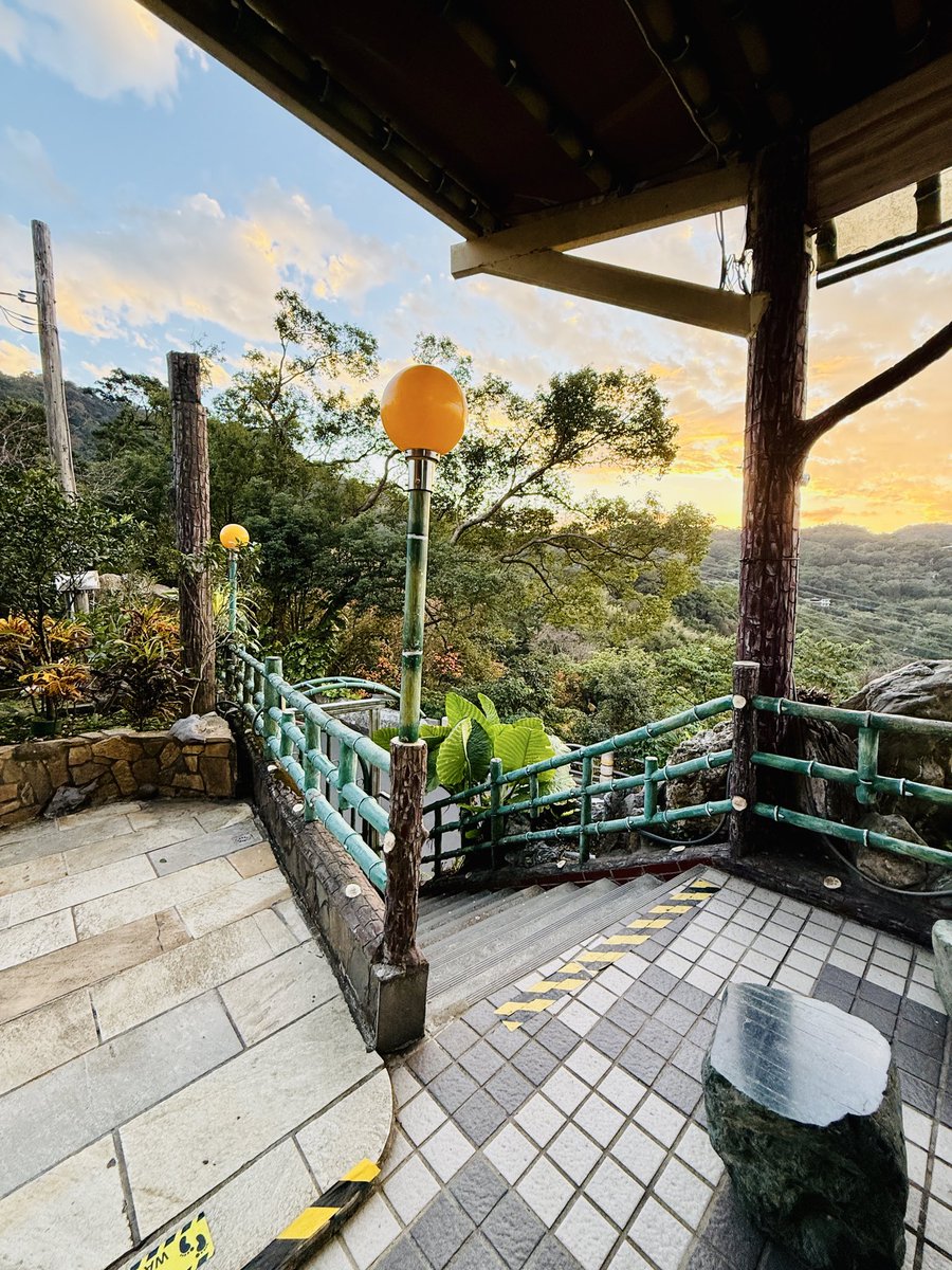 Sunyang Tea House #taiwan #taipei #travel #photography #photooftheday  #building #Taipei101 #Architecturedesign #taipeitravel #streetphotography  #iseetaiwan #cyperpunk #coffee #sunyang #teahouse #sunset