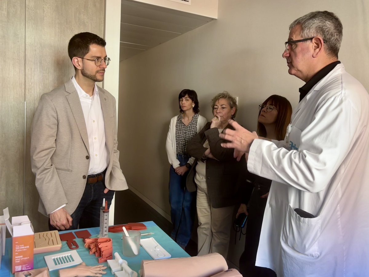 consellbages's tweet photo. 🟡 El President, @eloifonollosa, i les Conselleres Comarcals @ehdelarco i @LlusaTulleudaLa visiten @althaiamanresa per conèixer de prop els projectes que s’hi estan desenvolupant en l’àmbit de la innovació i la tecnologia aplicada a la salut. https://t.co/7Jgk0Y7aQj