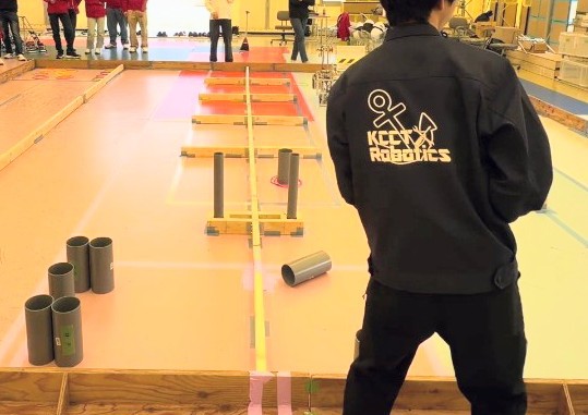 KCCT_RoboKEN's tweet photo. 明石高専ロボット工学研究部[@Akosen_R_C]さんと交流会をさせていただきました。
春ロボのエキシビションを開催し、大会とは一味違った楽しい時間になりました。貴重な時間をありがとうございました。 https://t.co/6zEAYvHNo0