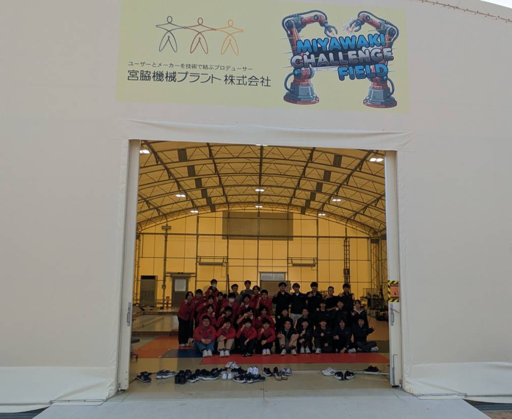 KCCT_RoboKEN's tweet photo. 明石高専ロボット工学研究部[@Akosen_R_C]さんと交流会をさせていただきました。
春ロボのエキシビションを開催し、大会とは一味違った楽しい時間になりました。貴重な時間をありがとうございました。 https://t.co/6zEAYvHNo0