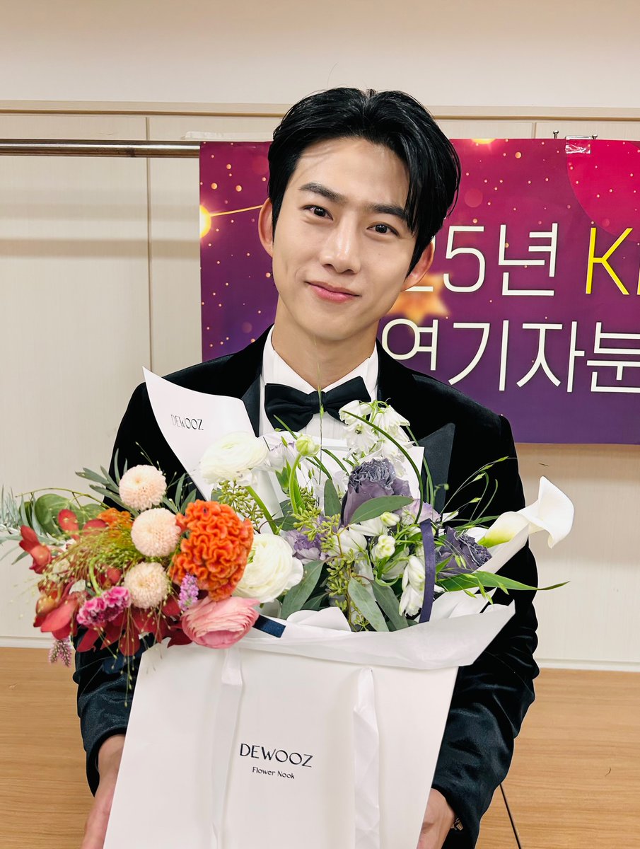 eyecon_taec 인스타
instagram.com/p/DWgSTB-kVUG/…

뜻깊은 2025년이 되게 해주셔서 감사합니다💚
2026년에도 택연배우가 여러분의 밤을 가질 수 있게
항상 함께해주세옥💚

#옥택연 #OKTAECYEON
#KBS연기대상 #남주의첫날밤을가져버렸다
#26년도_여러분의_밤을_가지겠옥