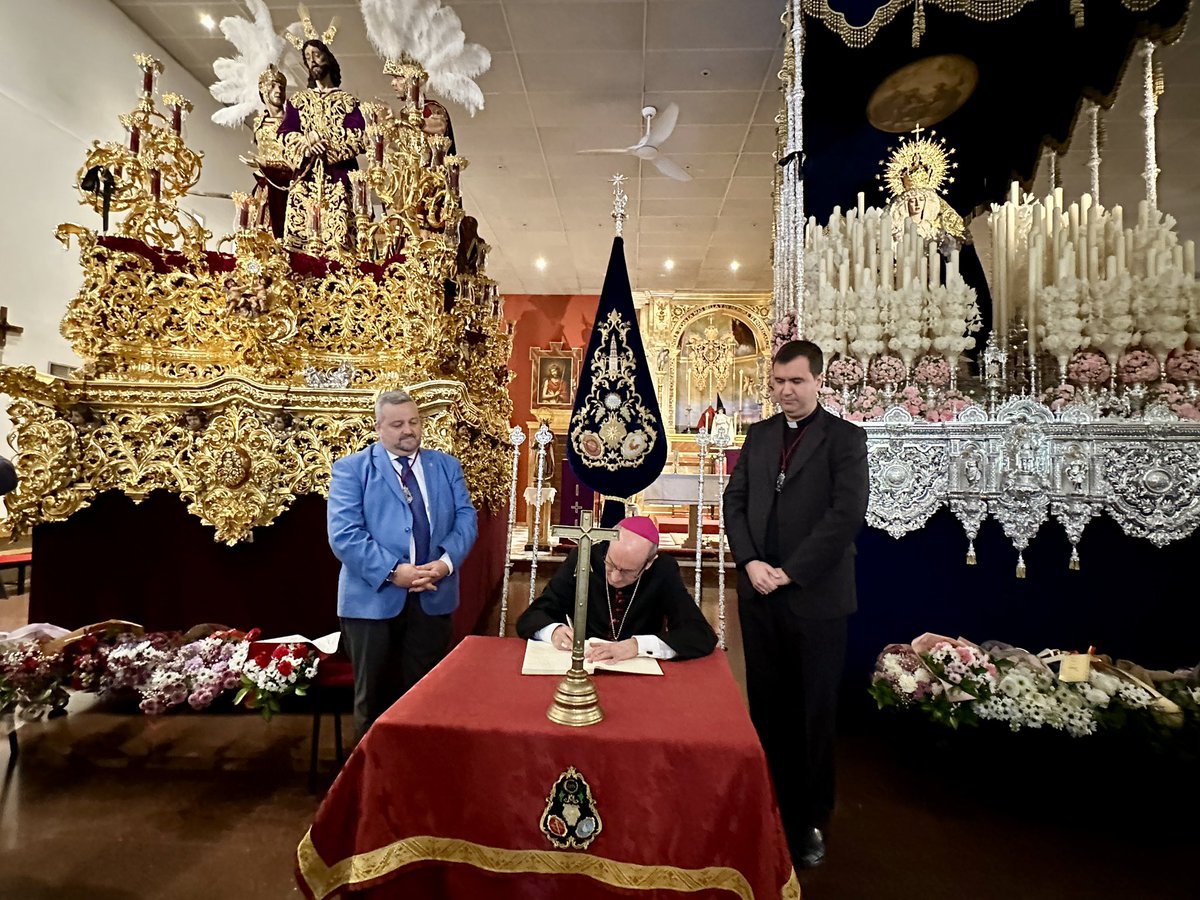 Hdad_Estrella's tweet photo. Está mañana hemos recibido la visita del excelentísimo y reverendísimo señor Don Jesús Fernández González, Obispo de Córdoba. https://t.co/FrZtz7YnHU