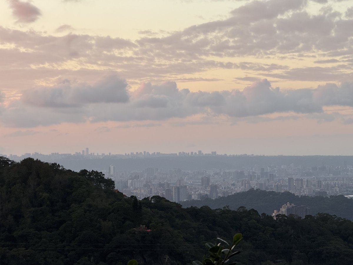 Sunyang Tea House #taiwan #taipei #travel #photography #photooftheday  #building #Taipei101 #Architecturedesign #taipeitravel #streetphotography  #iseetaiwan #cyperpunk #coffee #sunyang #teahouse #sunset