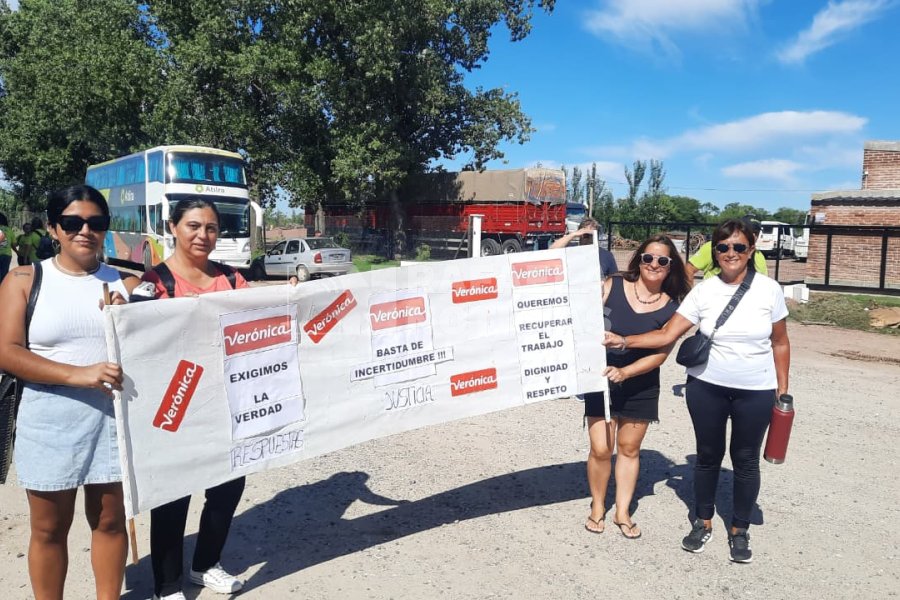 Las chicas de Verónica
Por <a href="/delfradecarlos/">Carlos del Frade</a>  
Verónica  tiene tres filiales. 700 familias desesperadas. Ahí están ellas, las chicas de Verónica, como siempre en la historia las mujeres pusieron el pecho. Recorren Santa Fe para que los propietarios paguen.
pelotadetrapo.org.ar/las-chicas-de-…