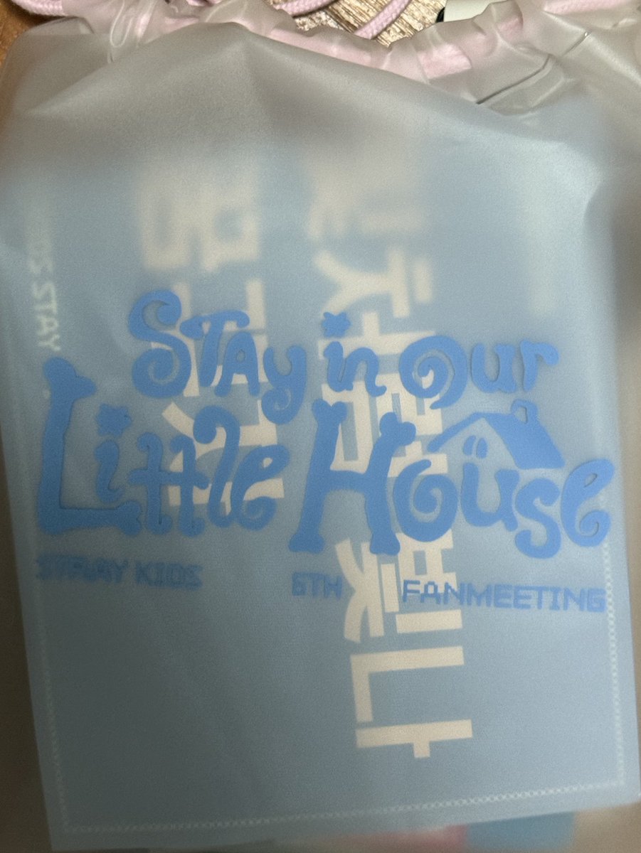 myivewho's tweet photo. 스키즈 스트레이키즈 입장 특전 키트
stray kids skz  day 2 gift

Only pc- 8.0 배미포
Package- 10.0 

작년 팬미팅 싸인풍선 키링, 이번 싸인 컨페티 같이 드려요

입장 기프트 포토카드 리노 창빈 현진 한 지성 필릭스 승민 fanmeeting bangchan leeknow changbin hyunjin han felix seungmin I.N https://t.co/9kLSFif7U2