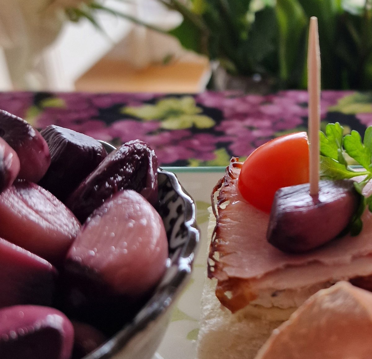 simonini_ag's tweet photo. Liebe Knoblauchfreunde,  

Es ist Frühling und wir freuen uns auf die neue Saison! 

Heute möchten wir Ihnen unseren allseits beliebten Vino Rosso-Knoblauch vorstellen:  

Der Vino Rosso-Knoblauch ist eine delikate, süss-herbe Variante, eingelegt in feinem Rotwein mit erlesenen Gewürzen, ideal für Weinliebhaber und Gourmetfreunde. 

Er passt perfekt zur Käseplatte, als Beilage in würzigen Salaten und Sandwiches und als hübsche Garnitur auf Vorspeisen und Minihäppchen. 

Auch beim Raclette und Fondue darf er nie fehlen.  So werden die Speisen auf eine köstliche und aussergewöhnliche Weise veredelt und verfeinert.  

Geschmacksprofil  
• süss 
• herb 
• fruchtig 
• würzig 
• vielschichtig  

fein zu:  
• Käseplatte 
• Belegten Broten 
• Minihäppchen 
• Raclette 
• Fondue 
• Sandwiches 
• Salat 
• Kalter Platte  

Den Vino Rosso-Knoblauch sowie alle unsere Knoblauchprodukte finden Sie wie immer auch bei uns am Markt, in weiteren ausgewählten Läden/Verkaufsstellen (siehe Karte auf unserer Webseite) oder in unserem Webshop.  

Sie finden uns auch auf unserer offiziellen Facebook-Seite sowie auf Instagram!  

Besuchen Sie uns doch gerne für aktuelle Neuigkeiten zu unseren Produkten, Rezept-Ideen und vieles mehr!  

Wir freuen uns auf Ihren Besuch!  

Mit herzlichen Grüssen, 
Ihr Simonini Knobli-Team