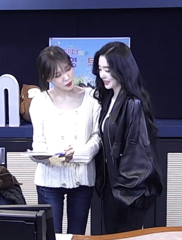 이 투샷 너무 보고싶었어..🥹🩷💙