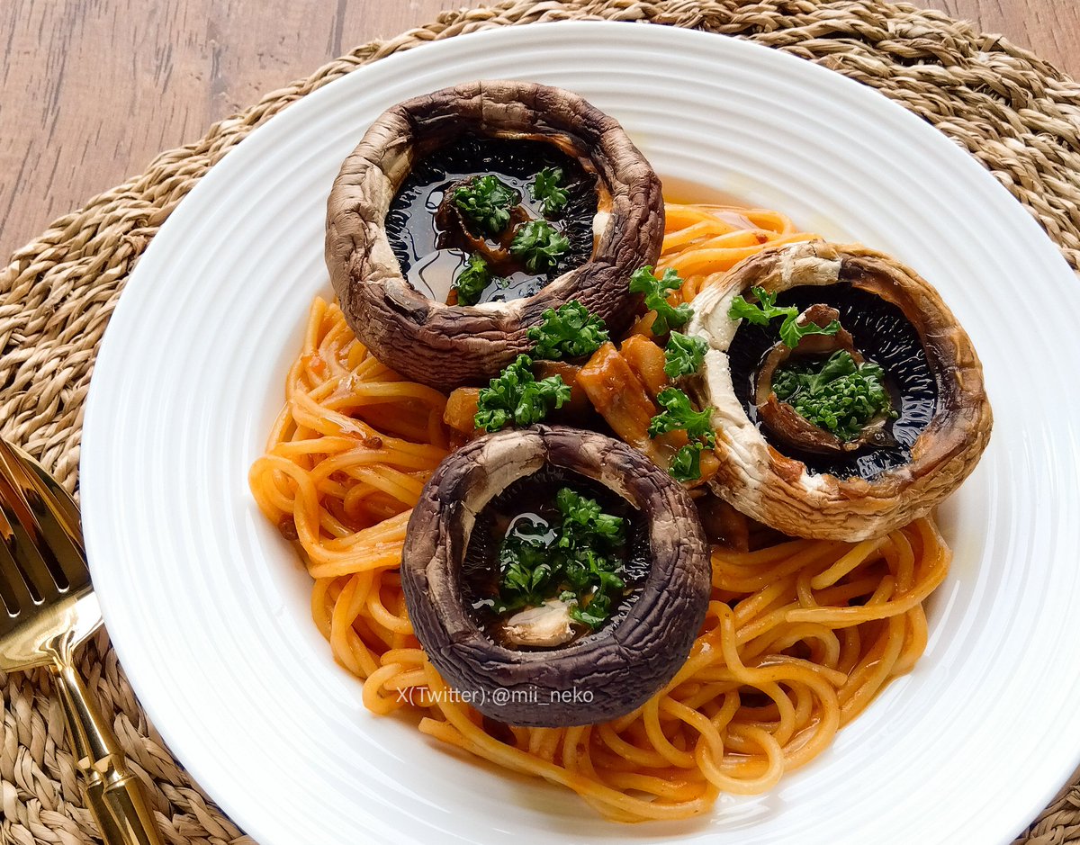 フォロワーさんのツイート見ていて、そういえば最近大きなマッシュルーム食べてないな〜って食べたくなった🍴

肉厚だから丸ごとベーコンで巻いて焼くのも美味しいし、そのまま裏返して軽く塩降ってトースターで焼くと、傘の部分にエキスがスープみたいに溜まってくるんだよね😋（なお写真は去年の📸