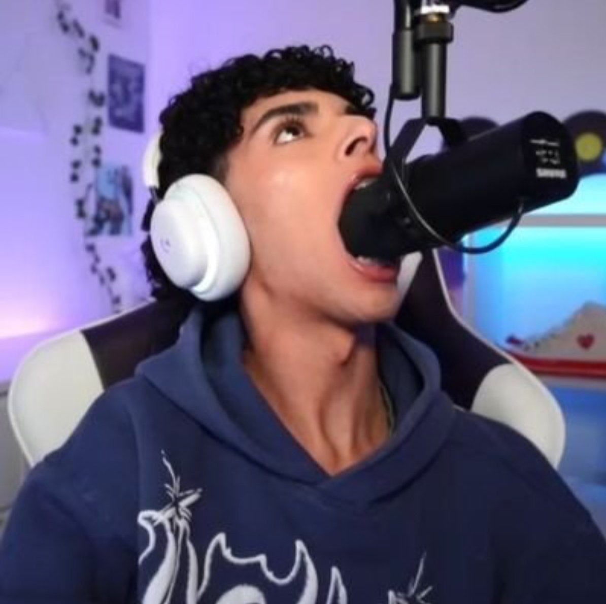 Le cabía medio micro en esa foto 😭