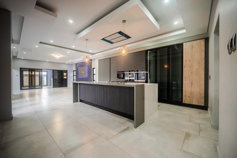 propcentralsa's tweet image. Step into your Six Fountains' dream home! View it now at buff.ly/0NT7RJZ listed for R10,600,000
5 Bedrooms| 5.5 Bathrooms| 3 Garages| Pool
Follow #PropertyCentral for #EXTREME property
#DreamHome #ModernLiving #EcoFriendly