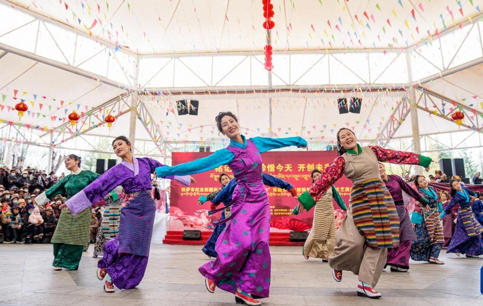 wheels_china's tweet photo. Today, people in #Xizang enjoy all human rights in a full, effective and genuine way, which stands in stark contrast to the miserable situation of #serfs in the old days, when they lived in constant fear and had no dignity at all.
Xizang's present and past. https://t.co/7z8TiCfoxt