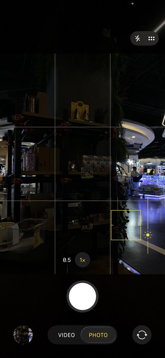 wedtwentyfour's tweet photo. เวลาบอกว่าโลกมืดคือเป็นงี้ เหมือนเวลาเจนซีถ่ายรุปอะ ลดแสงลงครึ่งนึง แต่อันนี้ไม่เท่เพราะเปนที่ลุกกะตาชั้น แล้วเคยเปนกะทันหันตอนขึ้นบันไดเลื่อน พุดเลยว่าเกือบตายของจิง มองไม่เห้นขั้นสุดท้าย 🙂‍↕️ https://t.co/8zFMPCGW9a