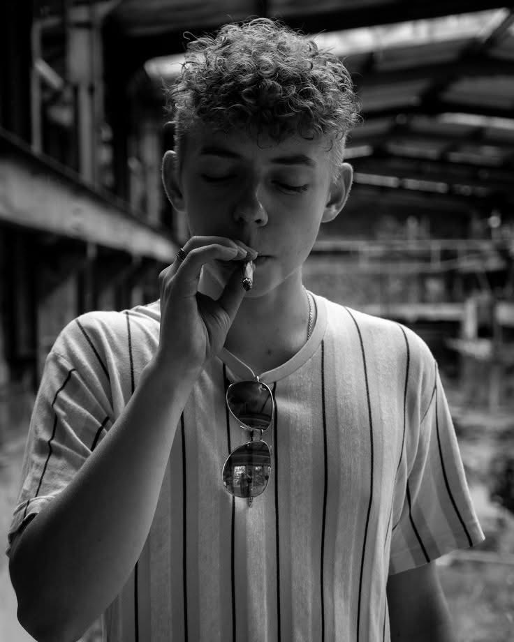 Smoker Baggins tweet media