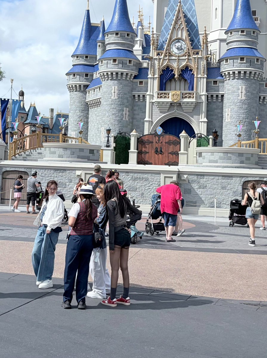 ⒺⓂ︎ⓄⓁⓎ tweet media