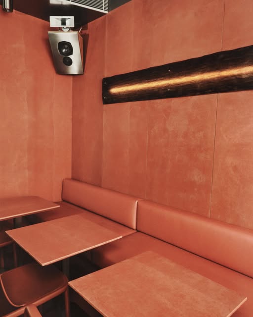 EMEDEC_com's tweet photo. En este proyecto, #Viroc en tonalidad roja se extiende de paredes a mesas, creando continuidad visual y estructural en el restaurante.

La combinación de madera y cemento aporta resistencia al uso intensivo, estabilidad y presencia, adaptándose al ritmo del espacio. https://t.co/aeTji3IjWU