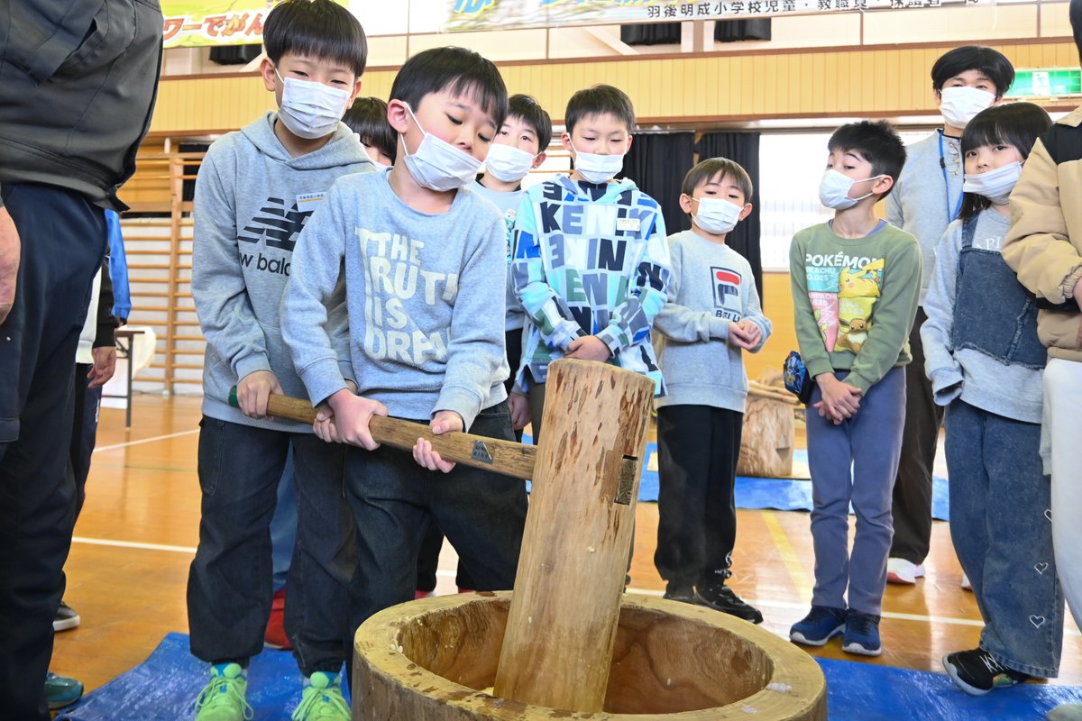 ３学期に、西馬音内小学校と羽後明成小学校で行われた「餅つき」の写真を、町ホームページ「ふるさとだより」（西馬音内、新成）にアップしました✨
子どもたちの元気な「よいしょー！」の声が響く、にぎやかなひととき😊
春を迎えた今、あたたかい思い出としてご紹介します🌸