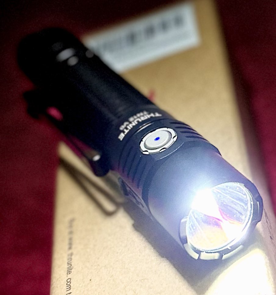 GzlLuvCOLDSTEEL's tweet photo. 皆様、お疲れ様です✨

３月初め最後のライトは、「ThruNite TN12 V6」です✨

同社TN12 Proのアップグレード版で、よりスポット寄りになりながら汎用性の高い18650機とやはり扱い易いです🫶✨
少しずつ改良されて行くのは、コレクターとしては収集し甲斐がありメーカー様に感謝✨💛

#ThruNite https://t.co/XoMe1lKc9t