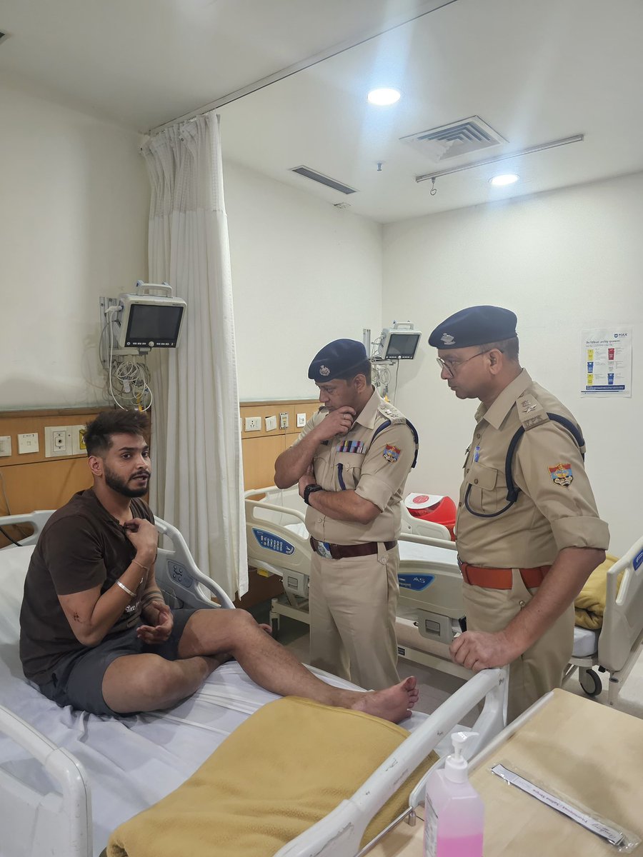 Rameshbhimtal's tweet photo. देहरादून में रोड रेज की घटना ने आज हिला दिया।

एक रिटायर्ड ब्रिगेडियर की बेवजह हत्या… 
ये सिर्फ अपराध नहीं, सिस्टम को खुली चुनौती है।

अब समय आ गया है—
पुलिस अपना इकबाल कायम करे।
ऐसे असामाजिक तत्वों को चिन्हित कर कड़ी कार्रवाई करे।

 देहरादून को अपराधियों की पनाहगाह नहीं बनने दिया जा सकता।

उत्तराखंड की शांत आबोहवा को खराब करने वालों के खिलाफ सबसे कठोर कदम उठाने होंगे।

क्योंकि यहां की हर ऐसी खबर…
हर उत्तराखंडी को बहुत पीड़ा देती है।
@uttarakhandcops 
@DehradunPolice 

#Dehradun #RoadRage #Uttarakhand #LawAndOrder