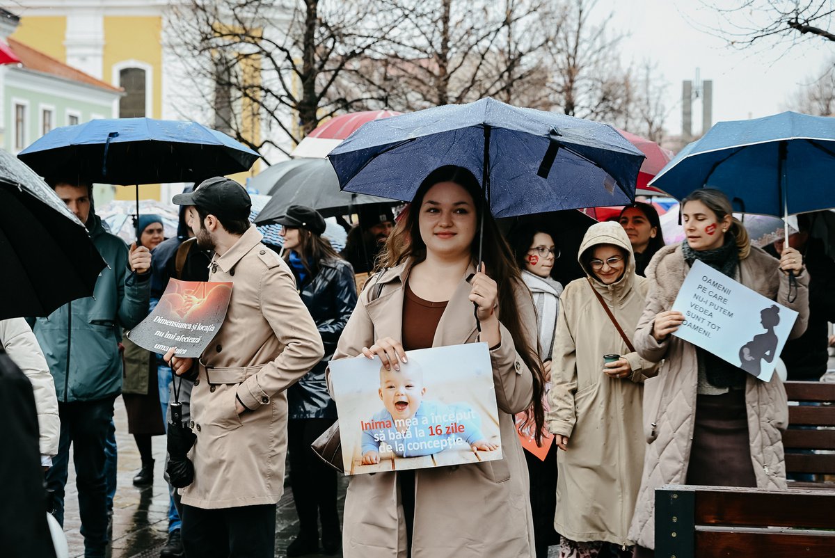 AgentiaBasilica's tweet photo. Înaltpreasfințitul Părinte Andrei, Mitropolitul Clujului, Maramureșului și Sălajului, și Preasfințitul Părinte Samuel Bistrițeanul, Episcopul vicar al Arhiepiscopiei Clujului, au participat sâmbătă la Marșul „Împreună pentru Viață” organizat la Cluj-Napoca de mai multe asociații creștine și pro-viață.

Manifestarea a debutat în Piața Unirii din municipiu, avându-l ca prezentator pe Florin Enea, președintele Ligii Studenților Cluj. Au susținut alocuțiuni reprezentanții principalelor culte religioase din regiune.

La final, au fost prezentate mărturii pro-viață, iar două coruri de copii au susținut un recital.

https://t.co/0s9l9XvGhH