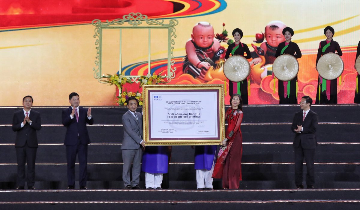 uninvietnam's tweet photo. 🇻🇳Đông Hồ woodblock printing has been inscribed by @UNESCO as Intangible Cultural Heritage in Need of Urgent Safeguarding.

🇺🇳UNRC @ptamesis presented the inscription certificate at a ceremony in Bac Ninh on 27 March, marking a key milestone in preserving this living #heritage! https://t.co/DF3gEWaN0g