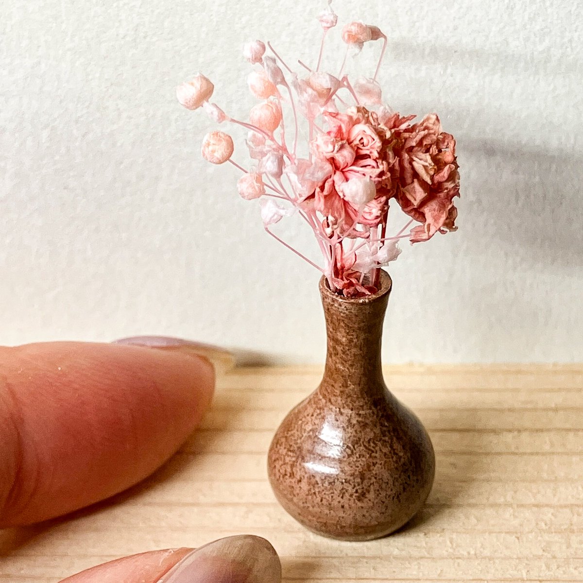 【新作】父が焼き上げた陶器のミニチュア花瓶をminneにアップしました🌷

釉薬は使わず、素焼きを丁寧に研磨して仕上げた本物の素朴な質感。指先サイズで1/12ドールハウスやインテリアの彩りに。世界にひとつの造形をぜひ。
※ドライフラワーは付属しません。
🔗 minne.com/@khts21