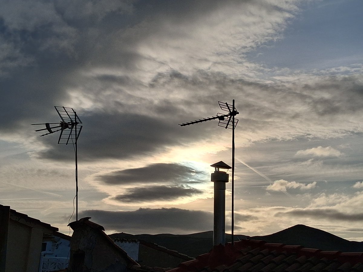 SanPedroAp72844's tweet photo. 30.3.2026
cada momento un color..y sigue su curso el lunes
#hoyeseldia
#desdenorte
@AEMET_Aragon
@AEMET_Cantabria
@Aemet_Corpora
@AEMET_LaRioja
@AEMET_Navarra
@lariojaMeteo
@MeteoSE
@meteosojuela https://t.co/C5i3NZFJvO