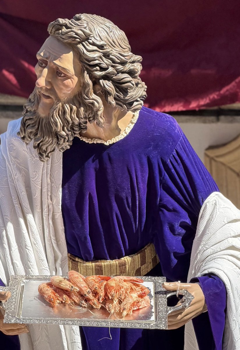 #CURIOSIDAD 

Como vienen siendo tradicional, uno de los Apóstoles del Misterio de la Sagrada Cena porta una bandeja de langostinos de Sanlucar. 

📸 Jose Juan González (Colaborador) 
🔴 Hermandad Sagrada Cena Bonanza 

#JavierFrancoProducciones #LaSacristia