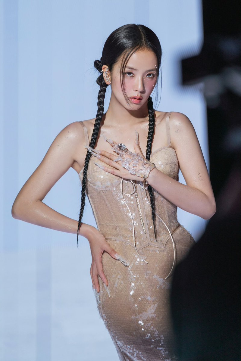 JISOO CHINA tweet media