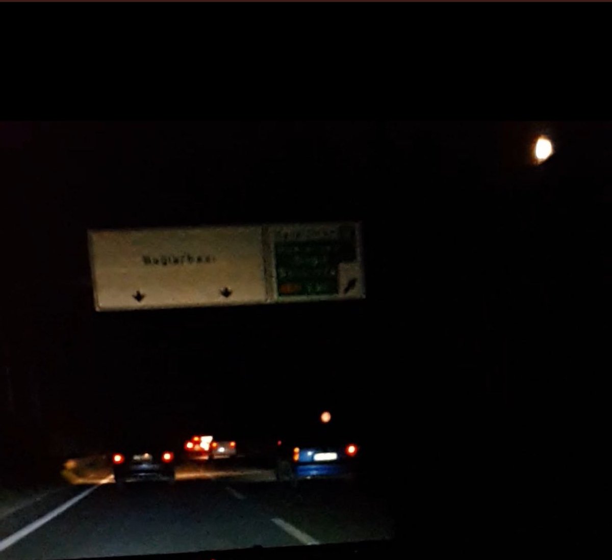 Gaziantep’in göbeğinde, Akkent Opet önünden başlayıp Mavikent’e kadar uzanan ana yolda 2 yıldır tek bir lamba yanmıyor.

Vatandaş feryat ediyor ama duyan yok.