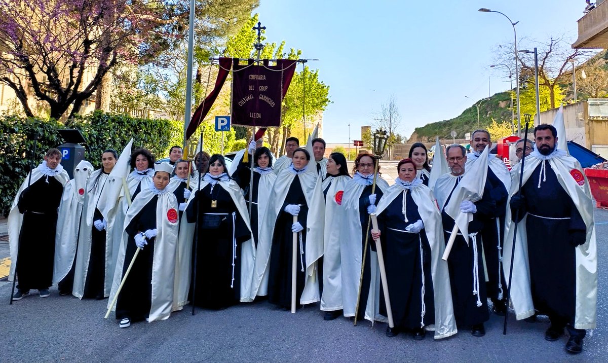 GCgarrigues's tweet photo. La confraria del Grup Cultural Garrigues de Lleida va participar ahir en la Processó penitencial en honor de la Verge dels Dolors, organitzada per la Congregació dels Dolors: https://t.co/UTJRDvcng0 https://t.co/L2lzSuHjgU