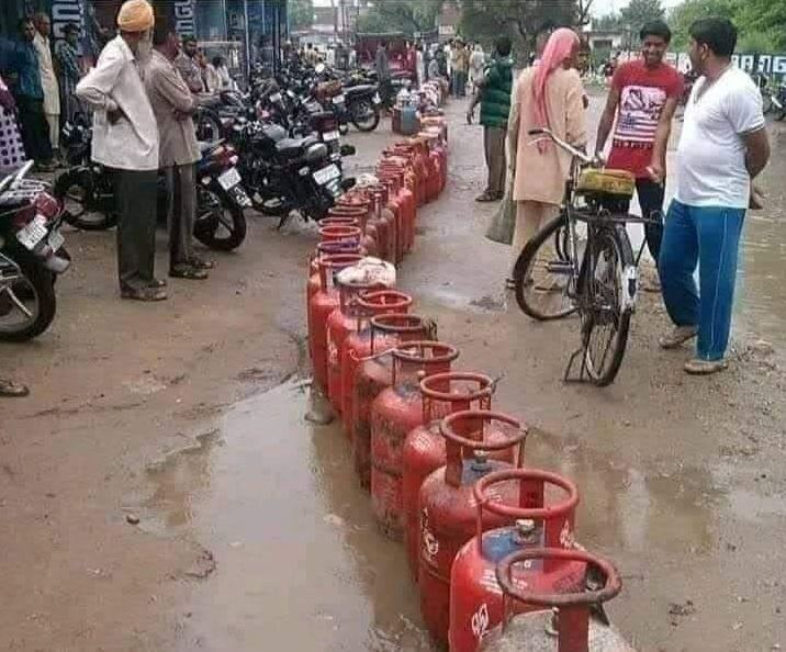 Starwalker12345's tweet photo. @nehafolksinger Because Americans are not dumb or paid to support wrong. They know who started war and what was the intention. 
Similarly, Indians are smarter as they know nothing is wrong with our Govt, cylinder problem is because of war. See these queues of 2012 and price was 1200 
@INCIndia https://t.co/MWHAjI22Tq