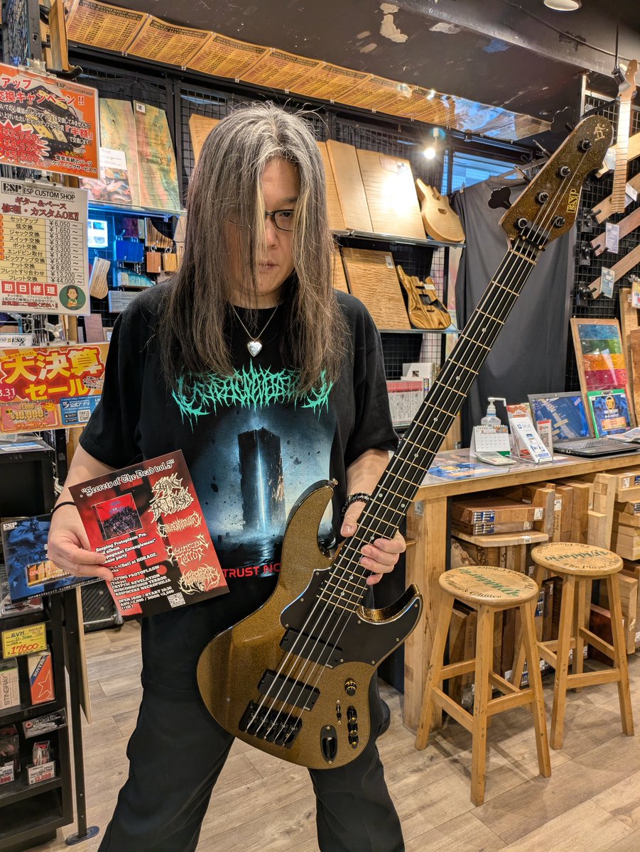 espcustomshop's tweet photo. 【ご来店🎉】
CRYPTIC REVELATIONのMarcyさん調整にご来店😈
オリジナルのAMAZEと📸

4/4はHOKAGEにて熱い演奏をぶちかましてくれます🔥
要チェックや～👍

#CRYPTICREVELATION #espguitars #梅田 https://t.co/jTr0ii5mn1