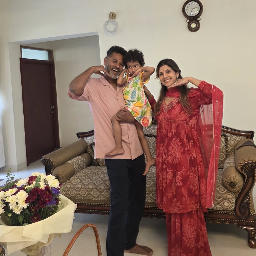 ChennaiTimesTOI's tweet image. Looks like actress #Rambha had fun catching up with her #VIP and #KaathalaKaathala co-star #Prabhudeva and his lovely family! ❤️✨

#FriendshipGoals