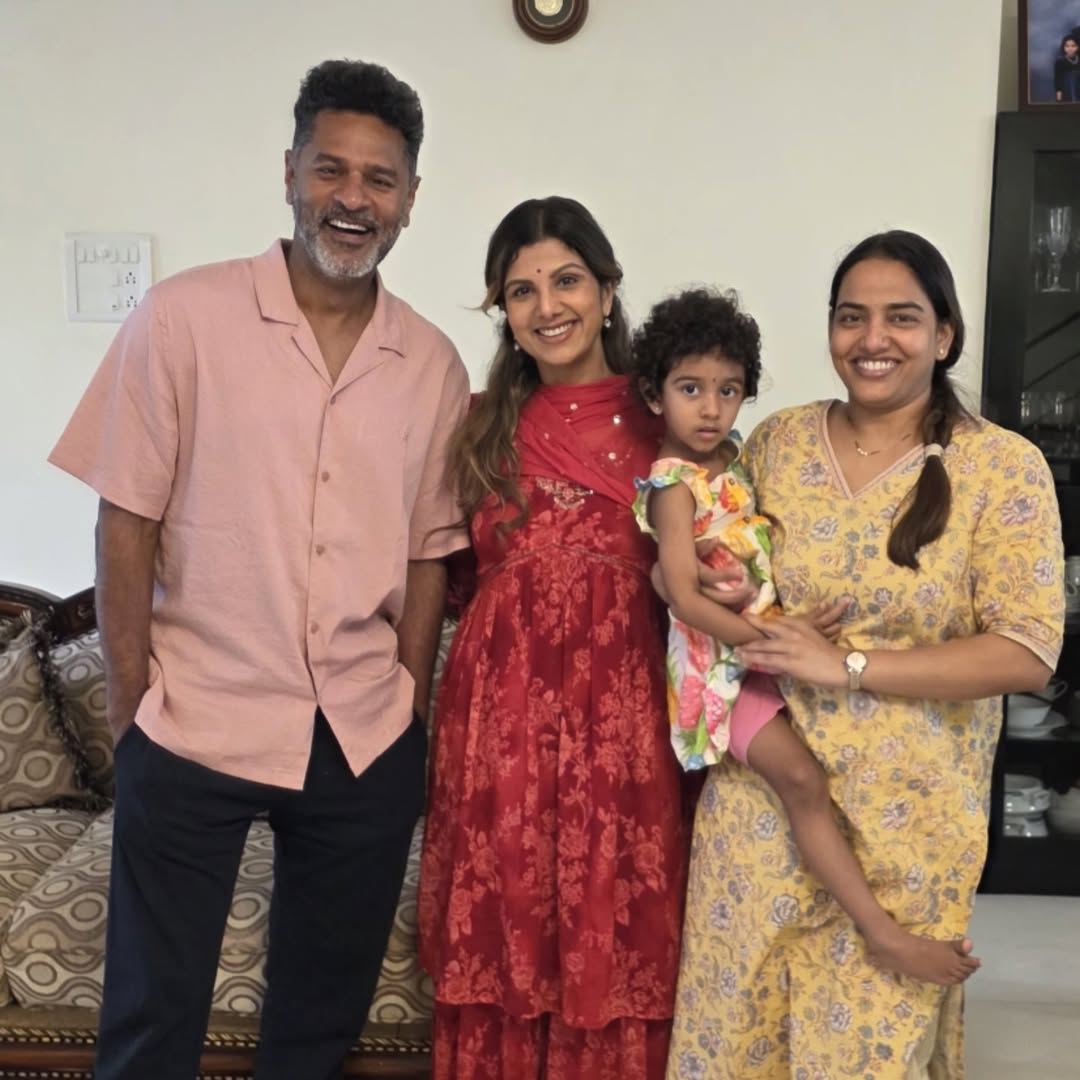 ChennaiTimesTOI's tweet image. Looks like actress #Rambha had fun catching up with her #VIP and #KaathalaKaathala co-star #Prabhudeva and his lovely family! ❤️✨

#FriendshipGoals