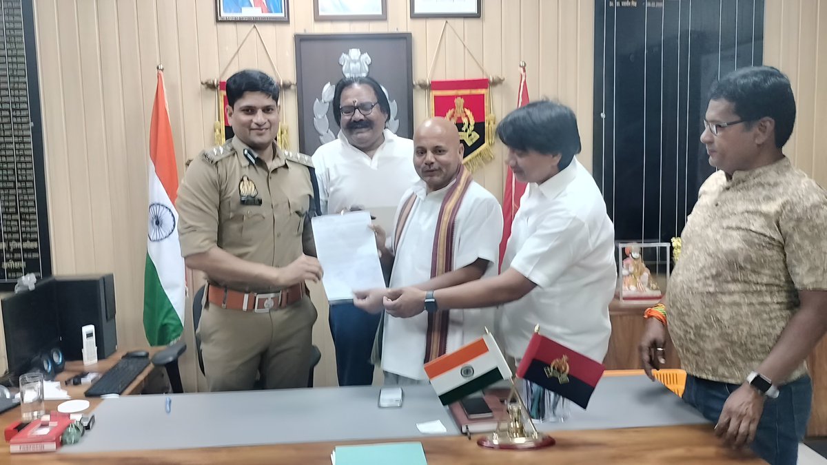 CmBasti_BJP's tweet photo. 📍बस्ती
आज पुलिस अधीक्षक बस्ती से भेंट कर माननीय प्रधानमंत्री के प्रति अभद्र भाषा का प्रयोग करने वाले पवन की शीघ्र गिरफ्तारी की मांग की। गिरफ्तारी न होने से कार्यकर्ताओं में आक्रोश है। प्रशासन से तत्काल कड़ी कार्रवाई की अपेक्षा।
@bastipolice
#RespectPM #LawAndOrder #NationFirst https://t.co/W89rykYFf8