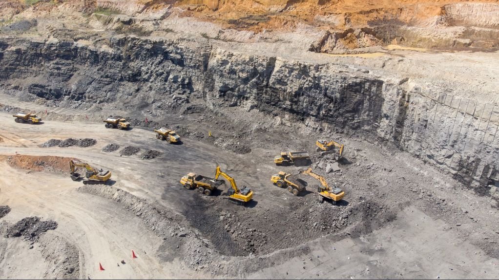 MiningWeekly's tweet image. [𝗖𝗢𝗔𝗟] Operational efficiency, cost discipline and environmental stewardship have enabled @CanyonCoal’s flagship operation, Khanye Colliery, to sustain its performance in 2025 despite challenging market conditions. 𝗥𝗲𝗮𝗱 𝗺𝗼𝗿𝗲: bit.ly/3PysrYq 
#Coal #Efficiency