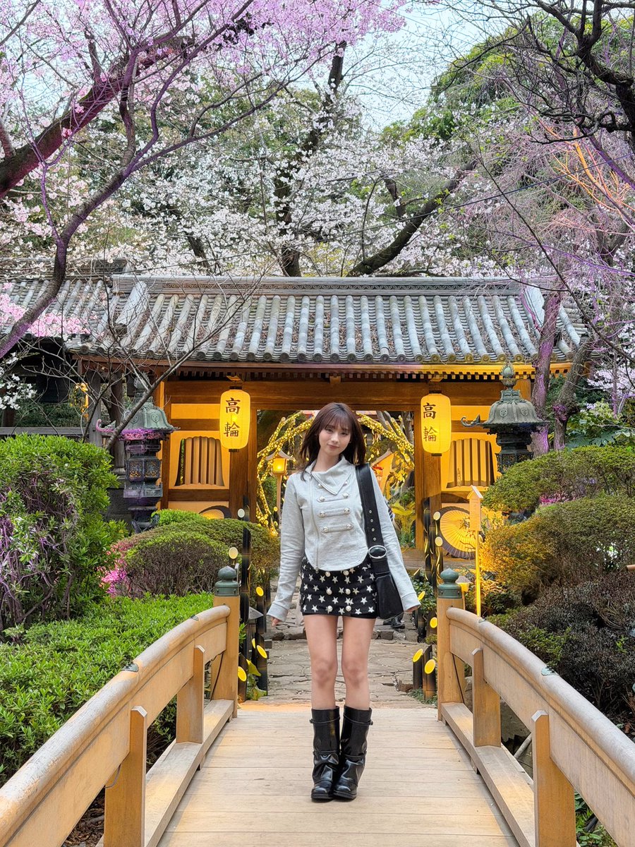 UNIS_offcl's tweet photo. 꽃 보러 가자 🌸

#UNIS #유니스 
#HYEONJU #진현주 https://t.co/LE2tywlA0I