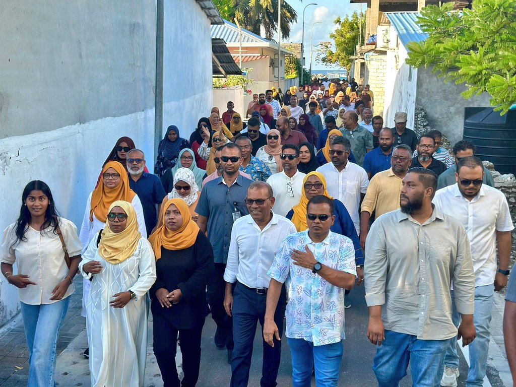 އަސްލު އެމްޑީޕީގެ ފޯރި، އަސްލު އެމްޑީޕީގެ ކިކް ، އަސްލު ރަންރީންދޫ ލަސްކަރުގެ ދިރުން ފެންނަން ފަށައިފި! 👏👏👏

ރައީސް <a href="/MohamedNasheed/">Mohamed Nasheed</a> އައްޑޫ ސިޓީގައި!💛

⁦#HeyvallaThayyaaru⁩ 
⁦#VoteMDP