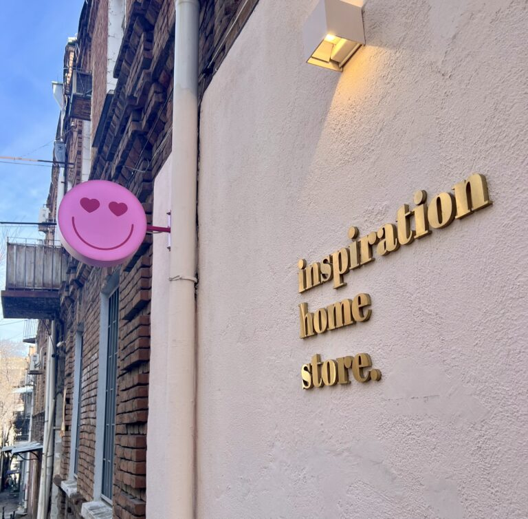 georgia_digest's tweet photo. 思わず足止まったやつ🥹💗

トビリシで見つけた
“可愛いが詰まりすぎてる”お店たち👇
・KenKra Cosmetics
→ ナチュラル系コスメ🌿香りが優しくて癒される
タラゴンのミストがレアすぎて即ときめいた…

・Inspiration Home Store
→ ピンク×ポップ空間🎀
カラフルポーチとかキャンドルが全部ツボ
正直、どっちも
「ちょっと見るだけ」が無理なお店😂
海外ってこういう“偶然の出会い”があるから好き…
自分用にもお土産にも優勝すぎるやつ✨
https://t.co/BIIU7fV3qs

#ジョージア #トビリシ #海外生活 #雑貨屋巡り