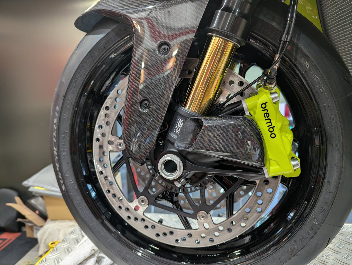 Ducati_Service's tweet image. 🇮🇹　panigale V4 LMB　🇮🇹
冷却ダクト、バーエンドてす。
#DLT
#ducati
#Ducati
#ドゥカティ