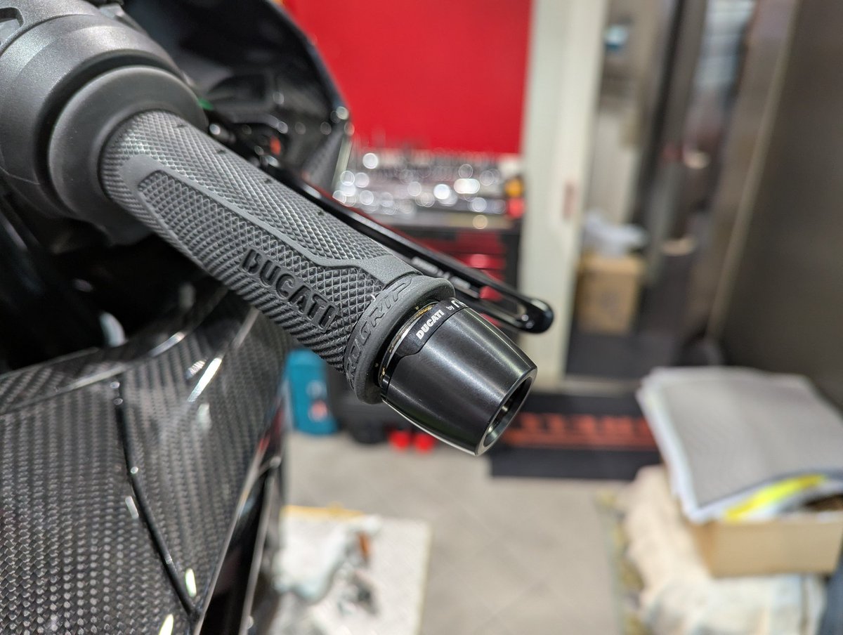 Ducati_Service's tweet image. 🇮🇹　panigale V4 LMB　🇮🇹
冷却ダクト、バーエンドてす。
#DLT
#ducati
#Ducati
#ドゥカティ