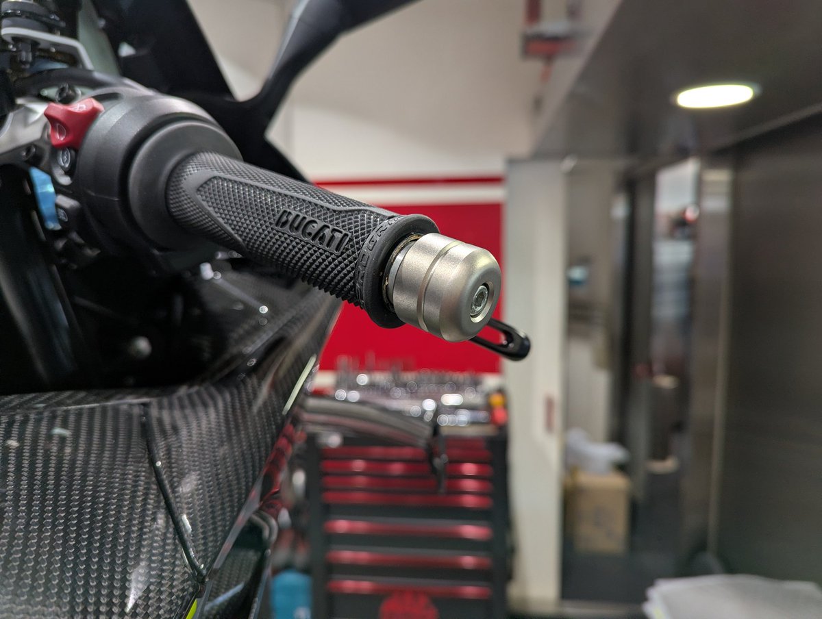 Ducati_Service's tweet image. 🇮🇹　panigale V4 LMB　🇮🇹
冷却ダクト、バーエンドてす。
#DLT
#ducati
#Ducati
#ドゥカティ